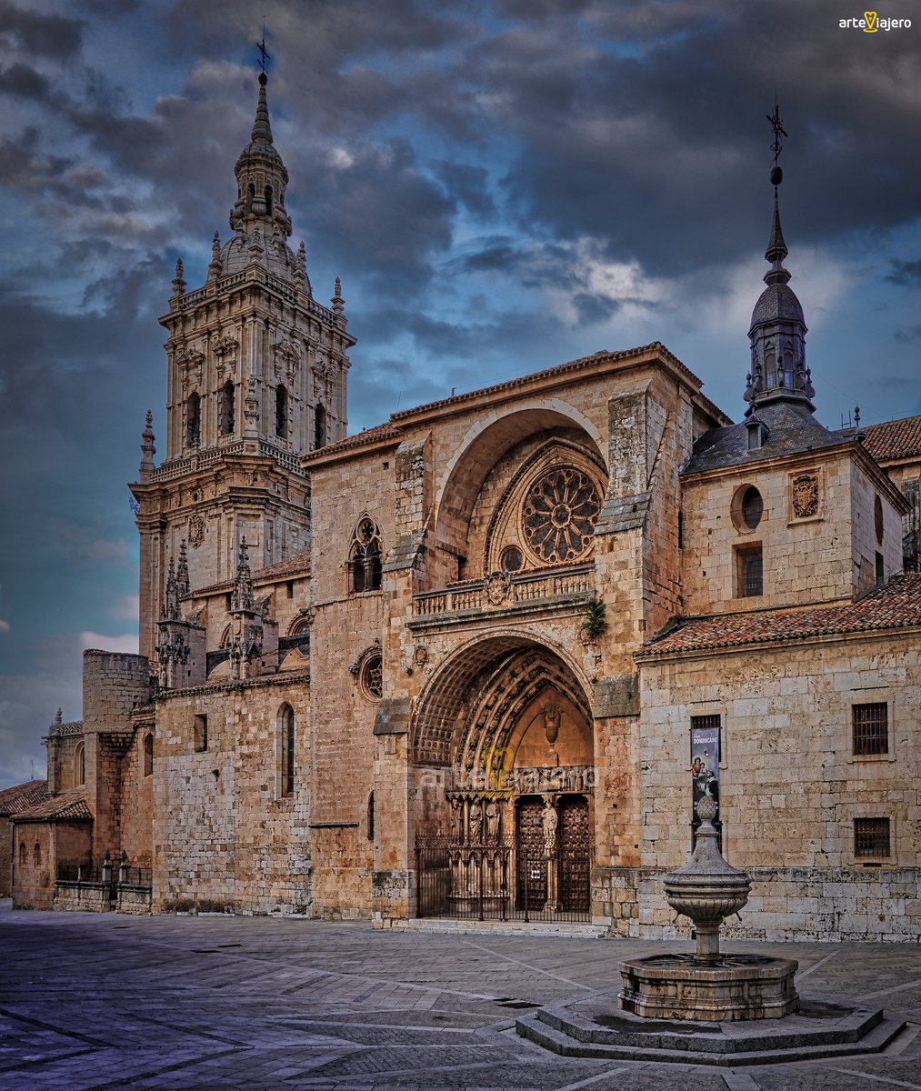 Catedral de El Burgo de Osma (#Soria), sede de uno de los obispados más antiguos de España, documentado desde la época visigoda (S. VI). La construcción actual luce diferentes estilos arquitectónicos que abarcan desde el románico al neoclásico
#FelizLunes #BuenosDias