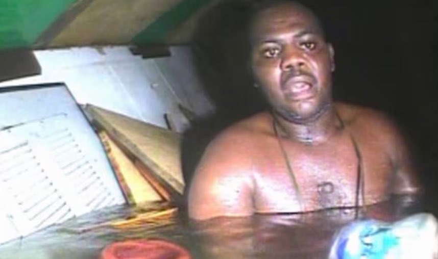 lolitascak3's tweet image. หนังใหม่ #NoWayUp เหมือนได้แรงบันดาลใจมาจากเรื่องจริงของคนที่เคยติดอยู่ใต้ทะเลนาน 3 วัน ผู้ชายคนนึงเกิดเรือล่มจมลงไปใต้มหาสมุทร แต่เขาดันไม่ตายและหายใจใต้ทะเลได้ เพราะติดอยู่ในช่องอากาศ ต้องเห็นเพื่อนถูกฉลามจับกินต่อหน้า (มีต่อ)