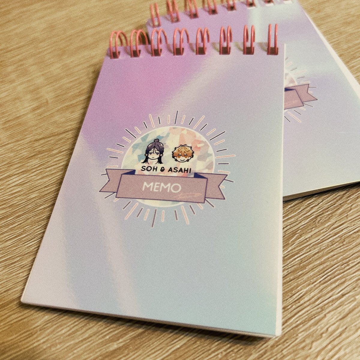 サイン会のおみやげに作った光のあたり方でピカピカする八神とあさひの