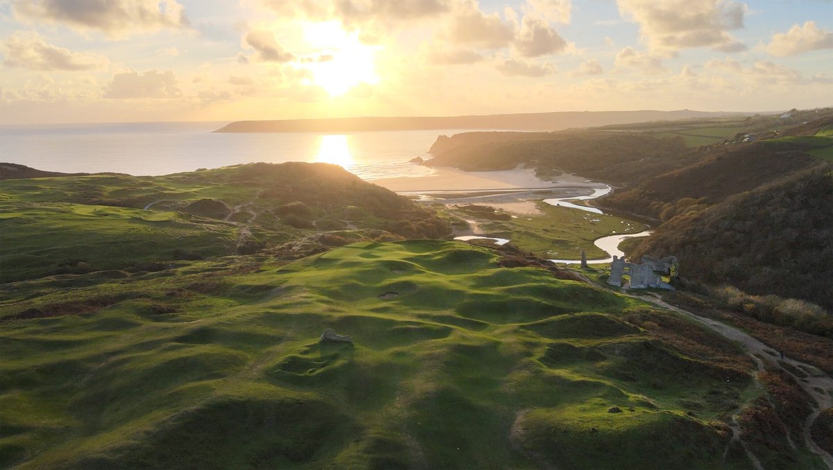 leadingcourses's tweet photo. This week Leading Courses is in @bridgendcbc in South Wales 🏴󠁧󠁢󠁷󠁬󠁳󠁿 Four of the country's top 10 golf courses are located within a 20-kilometer radius, which makes Bridgend County Borough a real hot spot for quality golf.

More info on the courses here: https://t.co/amFtlkrDTk https://t.co/r0nFW6wnaV