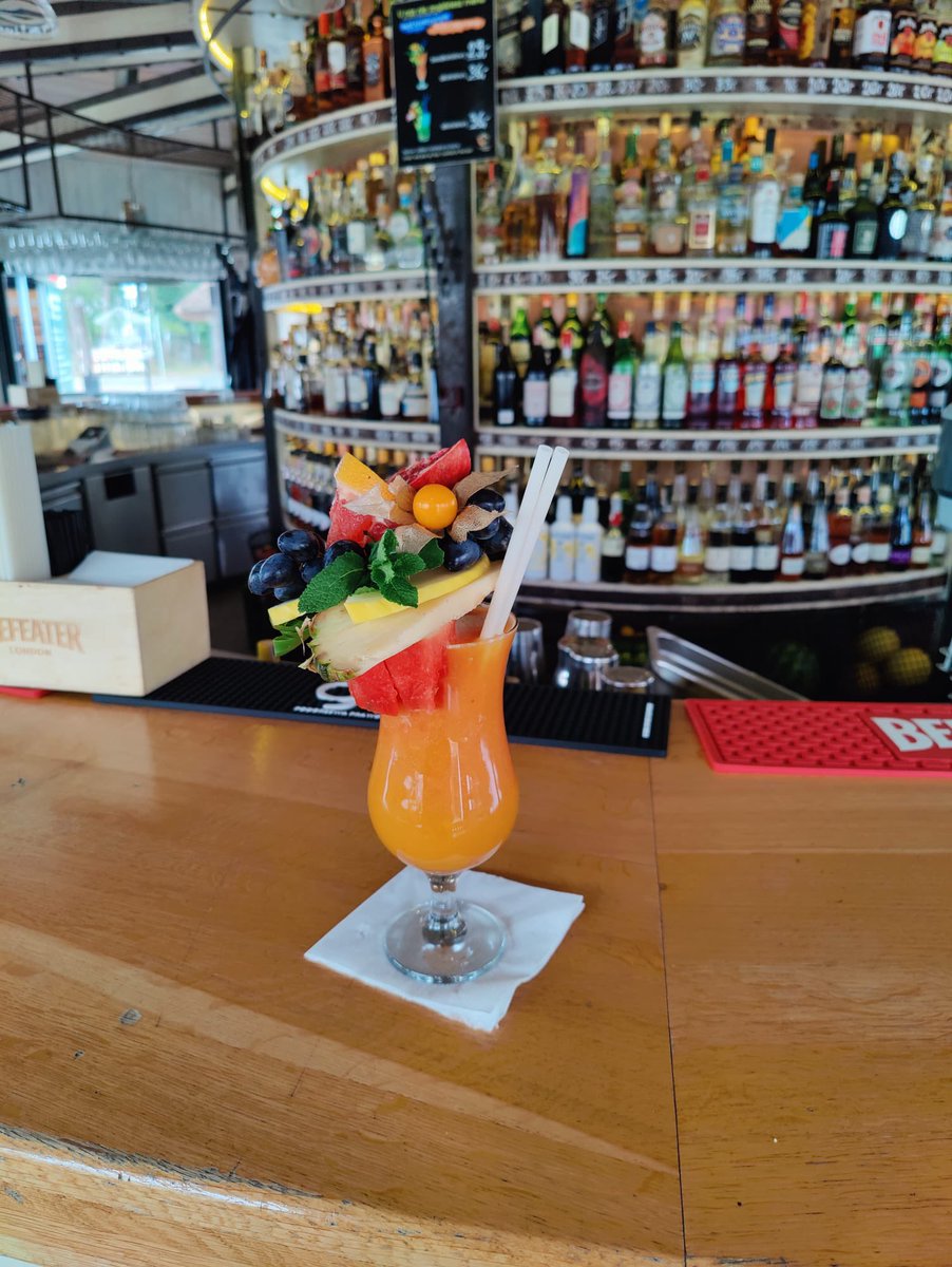 Odczaruj niepogodę z nowym koktajlem tygodnia. Pyszna mieszanka mango i arbuza skąpanych w ginie czeka na Was do niedzieli we wszystkich Maxach. Enjoy! 🍹🥭🍉 #coctailbarmax #cocktailoftheweek #jastrzebiagora #sopot #warszawa  #arbuz #mango  #gin #cocktailbar #koktajlbar