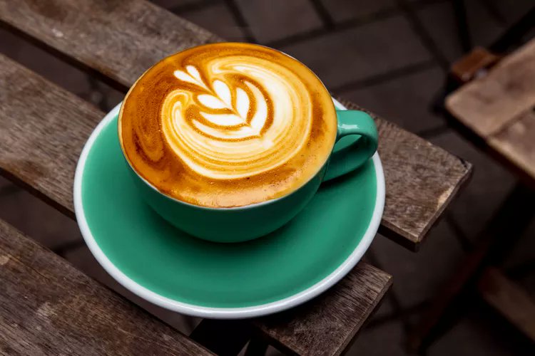 امروز بنا به ادعای گوگل - روز «Flatwhite» است - قهوه ای که توسط استرالیایی و نیوزیلندی‌ها اختراع شده و فرقش با «Cafe Latte» اینکه ۷۰ در صد قهوه و ۳۰ در صد شیر است و یک سایز که معمولا کوچک است بیش ندارد

#اطلاعات_بدرد_نخور 
#توریست_افکار