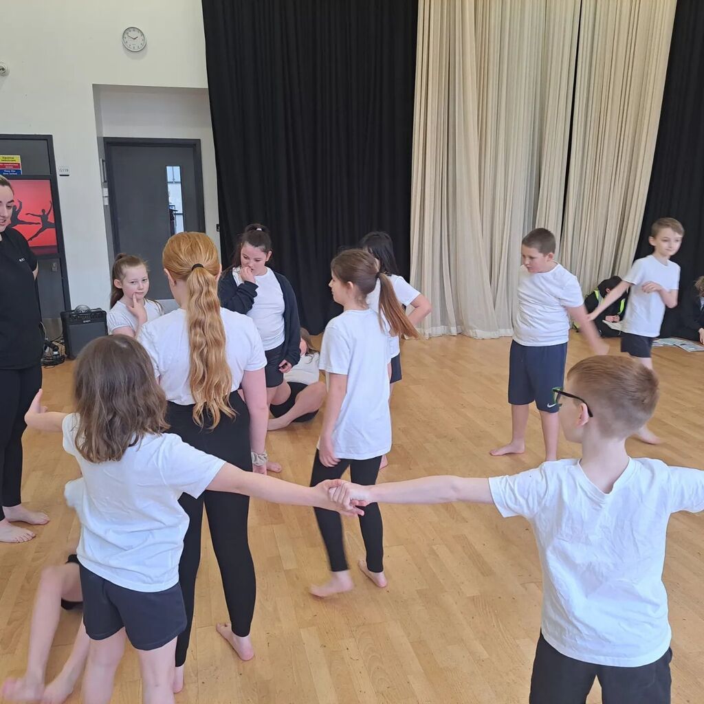 murdishawwest's tweet image. Year 5 are loving their dance warm up with Miss Walker at OBA #mwcpsport #mwcpvisits instagr.am/p/C4XvEr0sPG2/