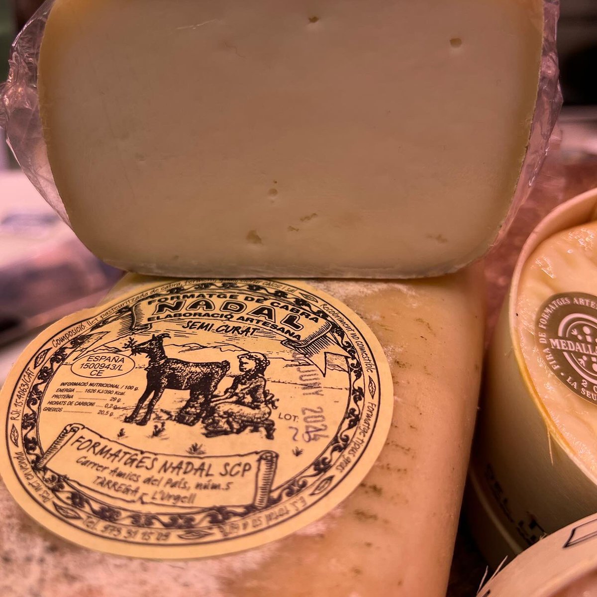 mercatdelesseps's tweet image. Bon dia cheeselovers !  Caldrà pa per acompanyar #formatges tan deliciosos com aquests 🧀  oi?

Avui, la Susana ens proposa formatges amb premi 🥇 
Elborats amb llet crua de vaca i de cabra 

🐷 #elpetitrebost.lesseps
📲 932196048

#formatge #queso #cheese #MercatDeLesseps