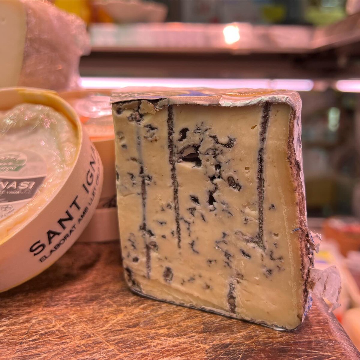 mercatdelesseps's tweet image. Bon dia cheeselovers !  Caldrà pa per acompanyar #formatges tan deliciosos com aquests 🧀  oi?

Avui, la Susana ens proposa formatges amb premi 🥇 
Elborats amb llet crua de vaca i de cabra 

🐷 #elpetitrebost.lesseps
📲 932196048

#formatge #queso #cheese #MercatDeLesseps