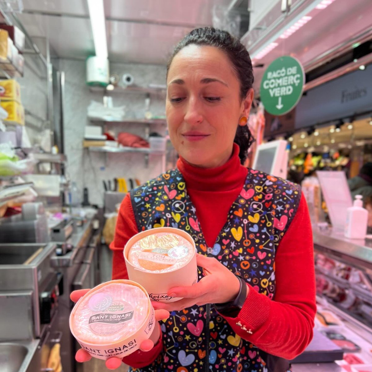 mercatdelesseps's tweet image. Bon dia cheeselovers !  Caldrà pa per acompanyar #formatges tan deliciosos com aquests 🧀  oi?

Avui, la Susana ens proposa formatges amb premi 🥇 
Elborats amb llet crua de vaca i de cabra 

🐷 #elpetitrebost.lesseps
📲 932196048

#formatge #queso #cheese #MercatDeLesseps