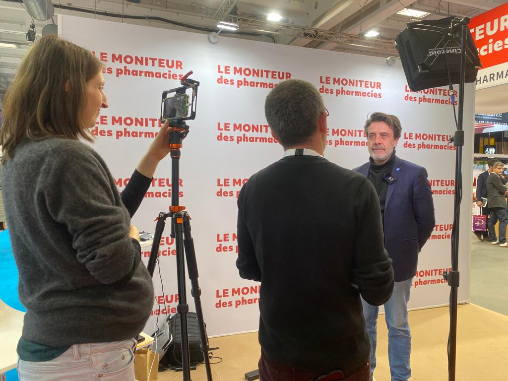 France Alzheimer était présent lors de @PharmagoraPlus le 9 mars. L’occasion pour Benoît Durand, directeur délégué, d’évoquer notre partenariat avec l’@USPO_Pharmacies. Nous sommes aux côtés des pharmaciens pour toujours mieux accompagner personnes malades et proches aidants.