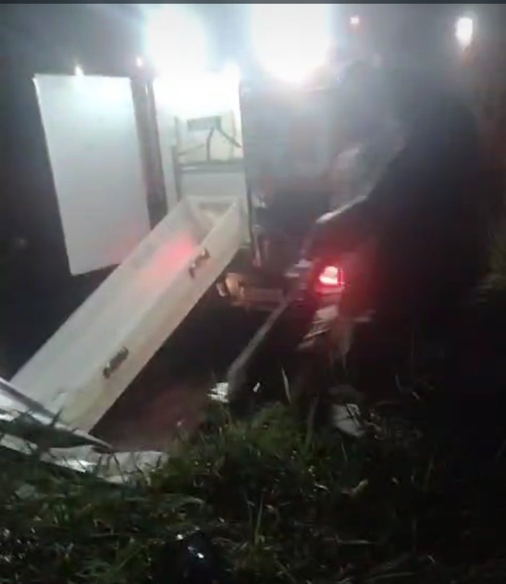 reacao_acao's tweet photo. Homem acusado de matar mulher e sumir com o corpo,  foi queimado vivo pela população.
Rato Molhado, Sampaio,Zona Norte,Rio de Janeiro RJ. https://t.co/DHBNi5AwN2