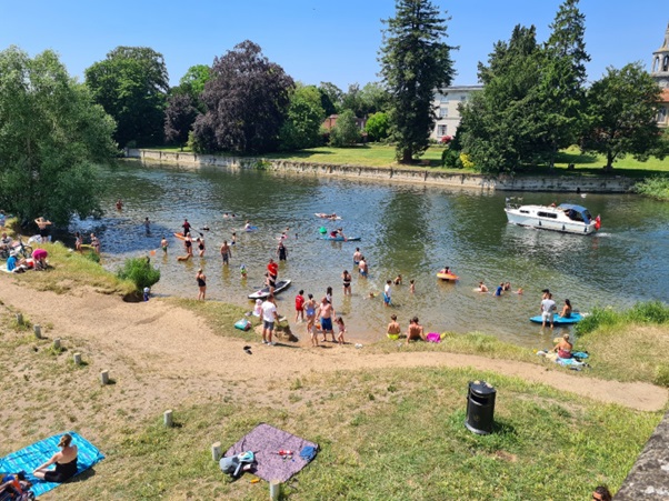 Great to see our very own Sarah Thornley feature in yesterday's BBC report on Wallingford Beach in Oxfordshire potentially gaining bathing water status. bbc.co.uk/news/articles/… 📸Pic credit- Julie Bywater