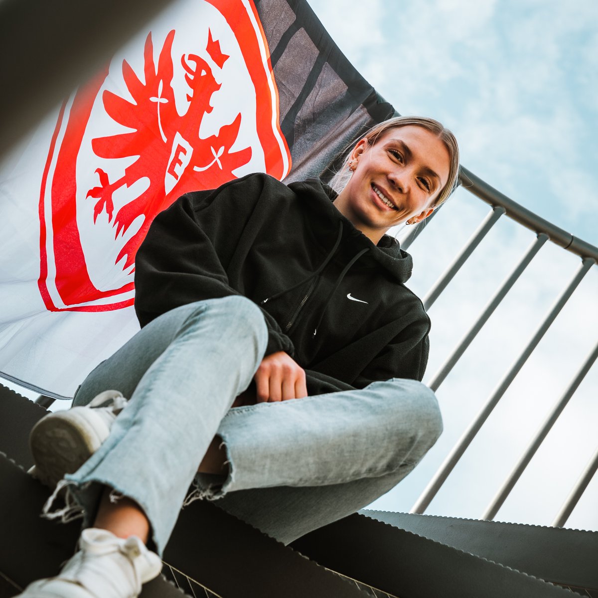 EintrachtFrauen's tweet photo. Ab Sommer sagen wir: Gude, Elisa #Senß! 🙌🦅

Die defensive Mittelfeldspielerin wechselt zur neuen Saison von Leverkusen nach Frankfurt und unterschreibt bis 2⃣0⃣2⃣7⃣! 

Zur News: https://t.co/gRdz0F4aFt

#SGE #EintrachtFrauen https://t.co/e7e2xdei3p