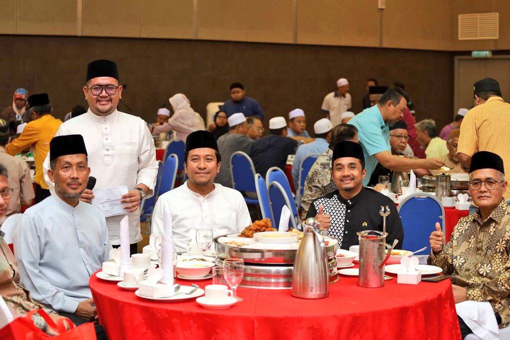 NajwanHalimi's tweet photo. Usai solat Zuhur, saya menyantuni lebih dari 150 orang wakil jawatankuasa pengurusan masjid dan surau di Majlis Hi-Tea Perdana sempena menyambut bulan Ramadan di Dewan Jamuan, Masjid Sultan Salahuddin Abdul Aziz Shah, Shah Alam.

Pada majlis sama, saya seterusnya menyempurnakan penyerahan sumbangan Ihya' Ramadan kepada 75 buah masjid dan surau di dalam kawasan DUN Kota Anggerik.

Saya amat gembira dan bersyukur kerana dapat bersilaturahim dengan pimpinan masjid dan surau yang selama ini banyak membantu membantu urusan saya dan anak-anak kariah di kawasan DUN Kota Anggerik.

Turut hadir di majlis ini adalah Al-Fadhil Ustaz Naiwari Sarry yang mewakili Pengarah Jabatan Agama Islam Negeri Selangor, Al-Fadhil Ustaz Mohd Ayob Wari, Pegawai Hal Ehwal Islam Pejabat Agama Islam Daerah Petaling dan Al-Fadhil Ustaz Muhamad Hafiz Muhamad Haneefa, Pengerusi Persatuan Institusi Tahfiz Al-Quran Negeri Selangor.

Tahun ini sebanyak tujuh buah masjid dan 68 buah surau dalam kawasan DUN Kota Anggerik telah menerima peruntukan sebanyak RM150,000 bagi tujuan menyemarakkan bulan Ramadan dengan pelbagai program dan aktiviti.

Insya-Allah semoga sumbangan ini akan dapat membantu pengurusan masjid dan surau di sepanjang bulan Ramadan pada tahun ini. 

Selaku Ahli Dewan Negeri Selangor, saya akan terus komited mendukung aktiviti-aktiviti pengukuhan masyarakat, wanita, belia, dan institusi agama melalui kegiatan dan aktiviti yang memberikan impak positif kepada umat Islam.

Insya-Allah, segala ikhtiar ini dapat menyuburkan syiar Islam di bandaraya Shah Alam.