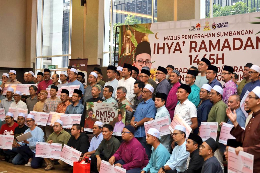NajwanHalimi's tweet photo. Usai solat Zuhur, saya menyantuni lebih dari 150 orang wakil jawatankuasa pengurusan masjid dan surau di Majlis Hi-Tea Perdana sempena menyambut bulan Ramadan di Dewan Jamuan, Masjid Sultan Salahuddin Abdul Aziz Shah, Shah Alam.

Pada majlis sama, saya seterusnya menyempurnakan penyerahan sumbangan Ihya' Ramadan kepada 75 buah masjid dan surau di dalam kawasan DUN Kota Anggerik.

Saya amat gembira dan bersyukur kerana dapat bersilaturahim dengan pimpinan masjid dan surau yang selama ini banyak membantu membantu urusan saya dan anak-anak kariah di kawasan DUN Kota Anggerik.

Turut hadir di majlis ini adalah Al-Fadhil Ustaz Naiwari Sarry yang mewakili Pengarah Jabatan Agama Islam Negeri Selangor, Al-Fadhil Ustaz Mohd Ayob Wari, Pegawai Hal Ehwal Islam Pejabat Agama Islam Daerah Petaling dan Al-Fadhil Ustaz Muhamad Hafiz Muhamad Haneefa, Pengerusi Persatuan Institusi Tahfiz Al-Quran Negeri Selangor.

Tahun ini sebanyak tujuh buah masjid dan 68 buah surau dalam kawasan DUN Kota Anggerik telah menerima peruntukan sebanyak RM150,000 bagi tujuan menyemarakkan bulan Ramadan dengan pelbagai program dan aktiviti.

Insya-Allah semoga sumbangan ini akan dapat membantu pengurusan masjid dan surau di sepanjang bulan Ramadan pada tahun ini. 

Selaku Ahli Dewan Negeri Selangor, saya akan terus komited mendukung aktiviti-aktiviti pengukuhan masyarakat, wanita, belia, dan institusi agama melalui kegiatan dan aktiviti yang memberikan impak positif kepada umat Islam.

Insya-Allah, segala ikhtiar ini dapat menyuburkan syiar Islam di bandaraya Shah Alam.