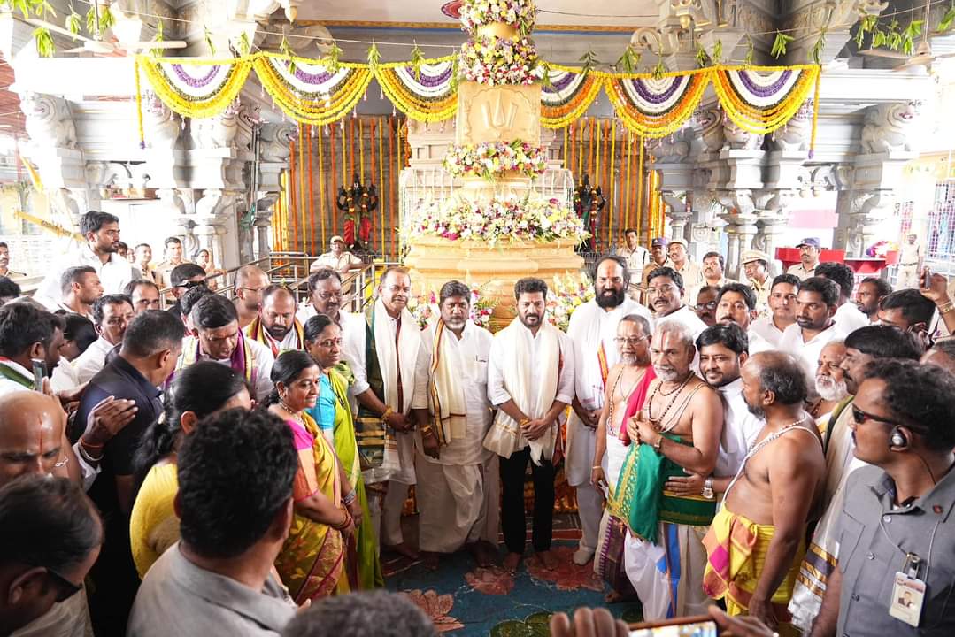Konda SurekhaMurali (@teamkonda) on Twitter photo యాదగిరిగుట్ట శ్రీ లక్ష్మీ నరసింహ స్వామి వారి వార్షిక బ్రహ్మోత్సవాల ప్రారంభోత్సవ కార్యక్రమంలో పాల్గొన్న సీఎం <a href="/revanth_anumula/">Revanth Reddy</a>, డిప్యూటీ సీఎం <a href="/Bhatti_Mallu/">Bhatti Vikramarka Mallu</a> గార్లు మరియు గౌరవ మంత్రులు, ఎమ్మెల్యే లు యాదగిరిగుట్ట శ్రీ లక్ష్మీ నరసింహ స్వామి వారి వార్షిక బ్రహ్మోత్సవాల ప్రారంభోత్సవ కార్యక్రమంలో పాల్గొన్న సీఎం <a href="/revanth_anumula/">Revanth Reddy</a>, డిప్యూటీ సీఎం <a href="/Bhatti_Mallu/">Bhatti Vikramarka Mallu</a> గార్లు మరియు గౌరవ మంత్రులు, ఎమ్మెల్యే లు