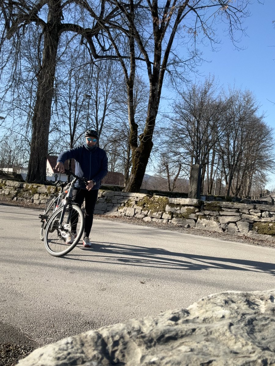 Våren har begynt. Sykkeltur med varmt tøy, kan anbefales. Mye sand &amp; grus på bakken, så vær på vakt.  😉