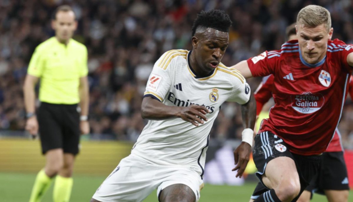 elmundotoday's tweet photo. Vinícius entra al campo con una katana, cercena la cabeza a un rival, marca gol con ella y el árbitro solo le muestra tarjeta amarilla: https://t.co/HBUSozW7cm https://t.co/hqbENCX1aM
