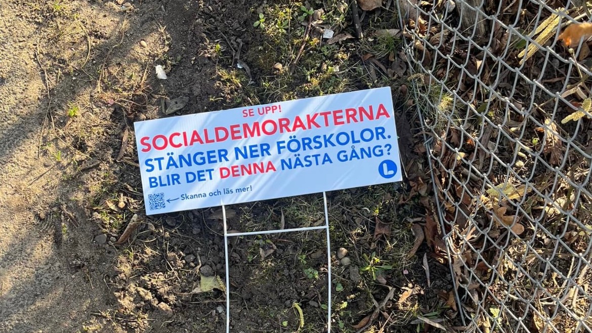 Liberalerna i Lund har satt upp skyltar utanför förskolor i kommunen för att skrämma barn och föräldrar. Problemet? De har stavat fel på Socialdemokraterna….