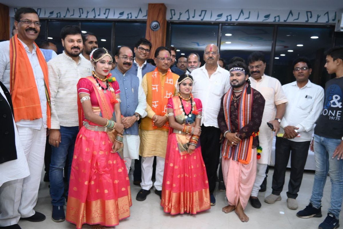 OfficeofOPC's tweet photo. 📍रायपुर 
"नालंदा परिसर" के प्रांगण में माननीय मुख्यमंत्री श्री विष्णुदेव साय जी के कर कमलों द्वारा नए "कला केंद्र" का लोकार्पण किया गया।

@OPChoudhary_Ind https://t.co/ozfDu7acet