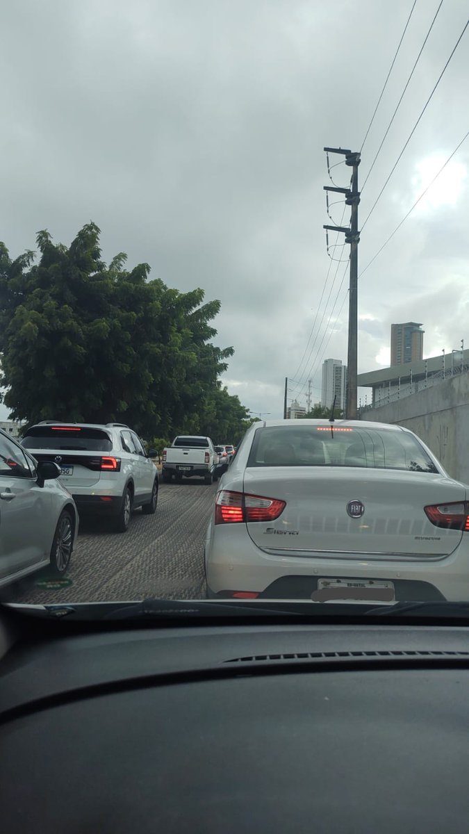 EliMedeiros's tweet photo. Parabéns @NatalPrefeitura e @156Natal pelo congestionamento na Ribeira/Baldo. 20 minutos no congestionamento com apenas uma faixa e sem STTU para organizar o tráfego. https://t.co/cUdjC1gTF5