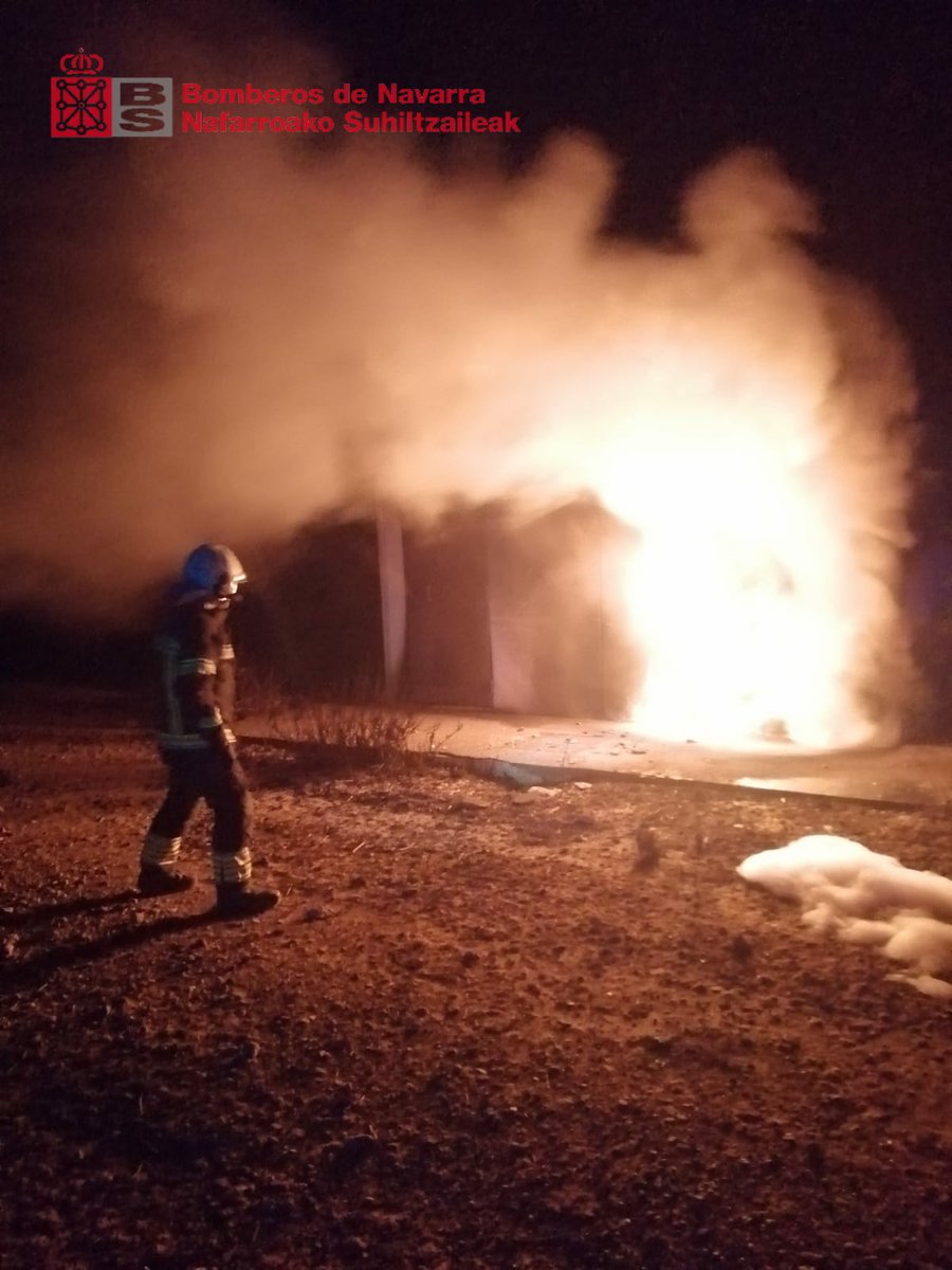 bomberos_na's tweet image. Sutea #Castejón-go eguzki-parke bateko transformadore batean

Zerbitzu teknikoek hornidura elektrikoa eten dute eta #TuterakoSuhiltzaileek aparra erabiliz itzali dute sutea