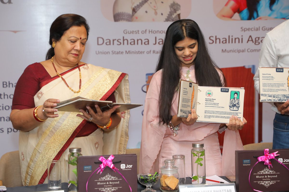 JarAppHQ's tweet photo. On Women's Day, Jar & @Augmont_GFA  launched limited edition coins and a special edition fabric book, “Bharat & Beyond” by 16-yr-old author, Bhavya Bhattar of Surat with Union Minister of Textiles & Railways, @DarshanaJardosh .

The book sheds light on India's development from 2014 till date showing that fintechs and digitisation are the way forward for India!

From the Parliament to Surat and Bangalore, Indian women are making waves, and we celebrate it!

#WomensDay #BharatAndBeyond
