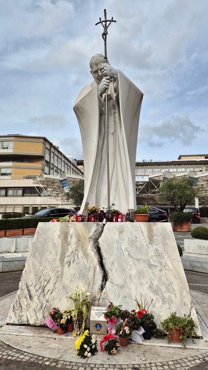 I'm happy to report in from Rome, where I am spending time observing O&G Ultrasound in Policlinico Gemelli. I'm feeling blessed every day on my walk in (this is the view of the front of the hospitalb of Pope John Paul II). Thanks @RANZCRcollege for supporting my visit.