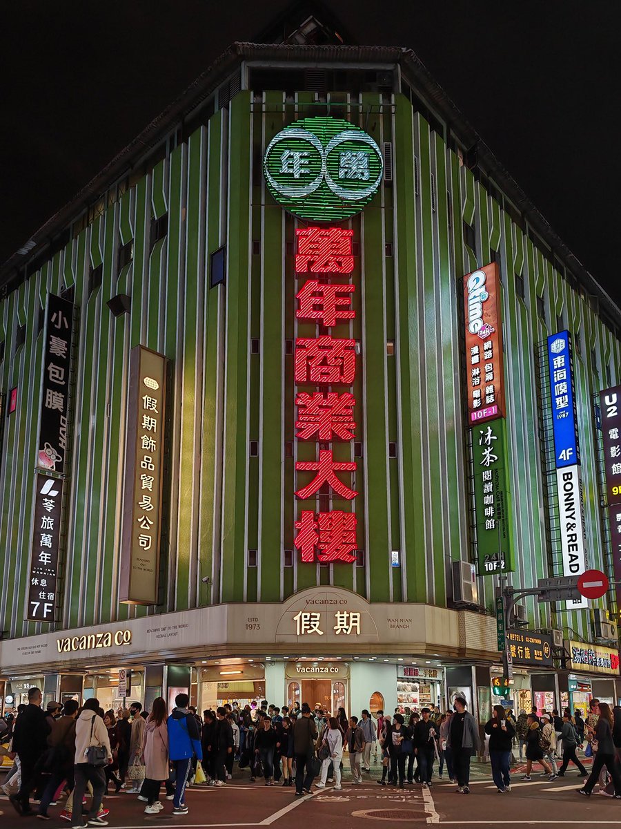 Cyberpunk City
Edit vs Raw
📸HONOR Magic5 Pro
.
<a href="/Honorglobal/">HONOR</a> <a href="/Snapdragon/">Snapdragon</a> 
#HONOR #HONORMagicMoments #ShotOnSnapdragon