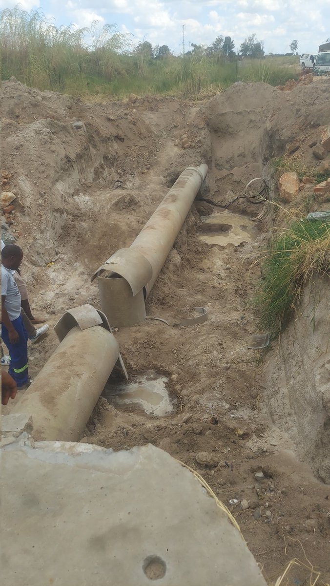 ZanuPFMabvuku's tweet image. Hats off to Honorable MP Sakupwanya! Unwavering dedication to resolving MABVUKU TAFARA's water crisis. Remarkable action speaks louder than words. Development thrives. Service delivery excels. MABVUKU is in capable hands. #Vision2030🇿🇼 @MunhuBHO #Progress #ServiceExcellence