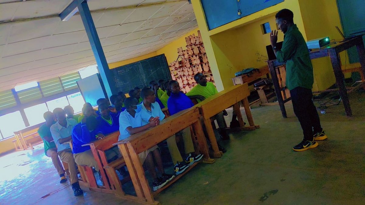 📚 Exciting news! 🇷🇼 
The <a href="/CoEBrwanda/">Center of Excellence in Biodiversity & NRM</a>  at <a href="/Uni_Rwanda/">University of Rwanda</a> , in collaboration with #LessonsinConservation, recently conducted an enlightening awareness program at #TVET Kabutare. 20 eager students delved into the fundamentals of conservation in Rwanda 🌿.