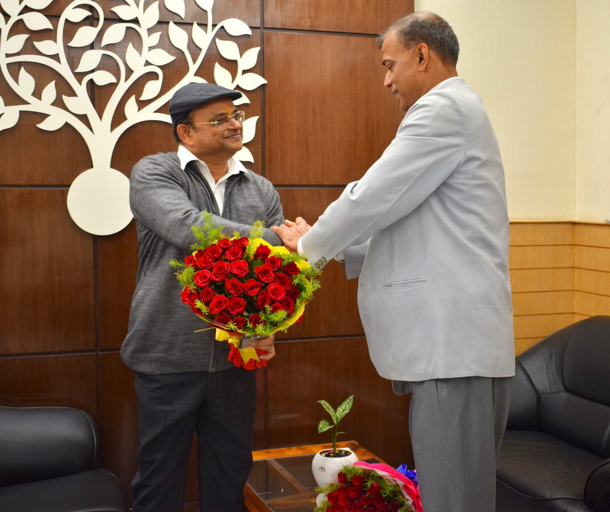 UDHDBIHAR's tweet photo. नगर विकास एवं आवास विभाग के प्रधान सचिव श्री आनन्द किशोर ने पदभार ग्रहण किया। इस अवसर पर उन्हें पुष्पगुच्छ भेट कर स्वागत करते श्री संतोष कुमार मल्ल (भा. प्र. से.)।
#BiharUrbanDevelopmentAndHousingDept
#UDHDBIHAR https://t.co/dwPxleGwqP