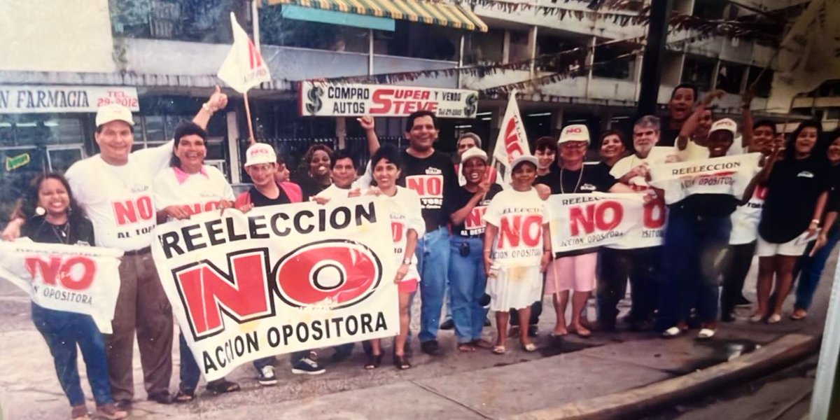 La trayectoria de un político es tan indispensable como su capacidad... En la histórica foto ciudadanos del entonces circuito 8-9 liderizado por <a href="/olmedoguillen6/">𝐎𝐋𝐌𝐄𝐃𝐎 𝐄 𝐆𝐔𝐈𝐋𝐋𝐄𝐍</a>
nos manifestamos en contra de la reelección presidencial que pretendia <a href="/PerezBalladares/">Ernesto Pérez Balladares 🇵🇦</a> #NoVas
#Panamá en #Democracia