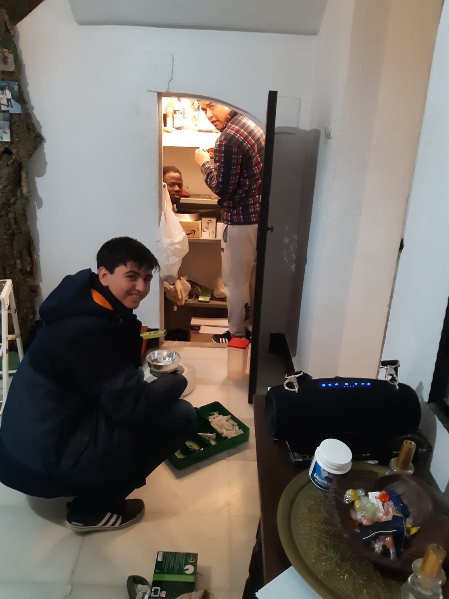 Zafarrancho de limpieza con el voluntariado joven 💪💪🧹🧼

El sábado reflexionamos con el cuento de los 3 canteros y compartimos qué significa el Ramadán.

En hilo con todo esto, realizamos una limpieza de las zonas comunes para asegurar el mantenimiento de nuestro hogar.