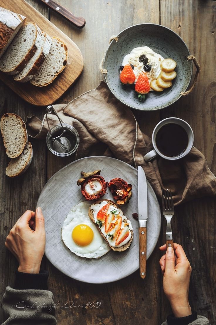 xTheFinalSign's tweet photo. Estaba preparando el desayuno.
— El introvertido estuvo unos veinte minutos preparando el desayuno. Sólamente quedaba llamarla para tomarlo juntos. — https://t.co/6mVSaYOqN4