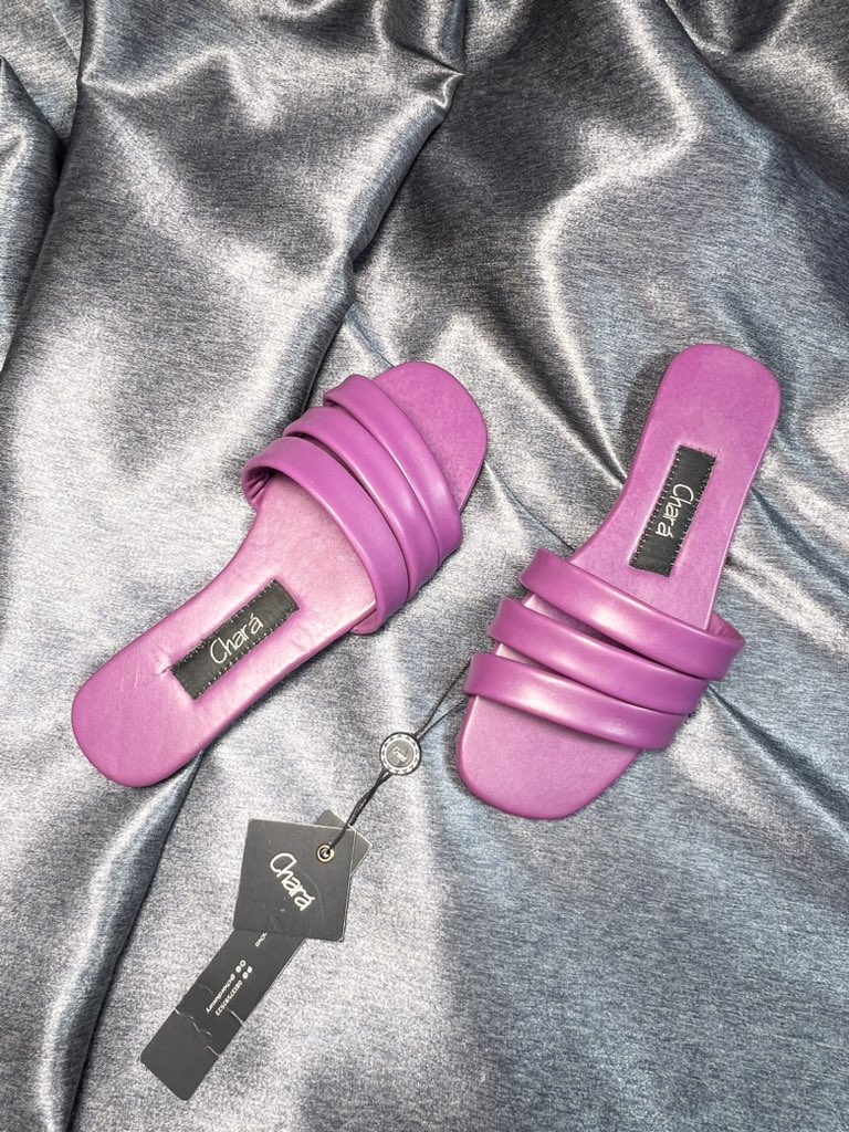 charaluxury's tweet photo. Colors: Brown, Blue( Sky Blue and Navy Blue), Black, Pink, Green, Red and Purple( Magenta and Violet)

Shop here https://t.co/IQLSc5f2Mw

#chará #madeinnigeria #madeinnigeriaslippers #handmadeslippers #slippers #femaleslippersinlagos https://t.co/FqSeW921UT
