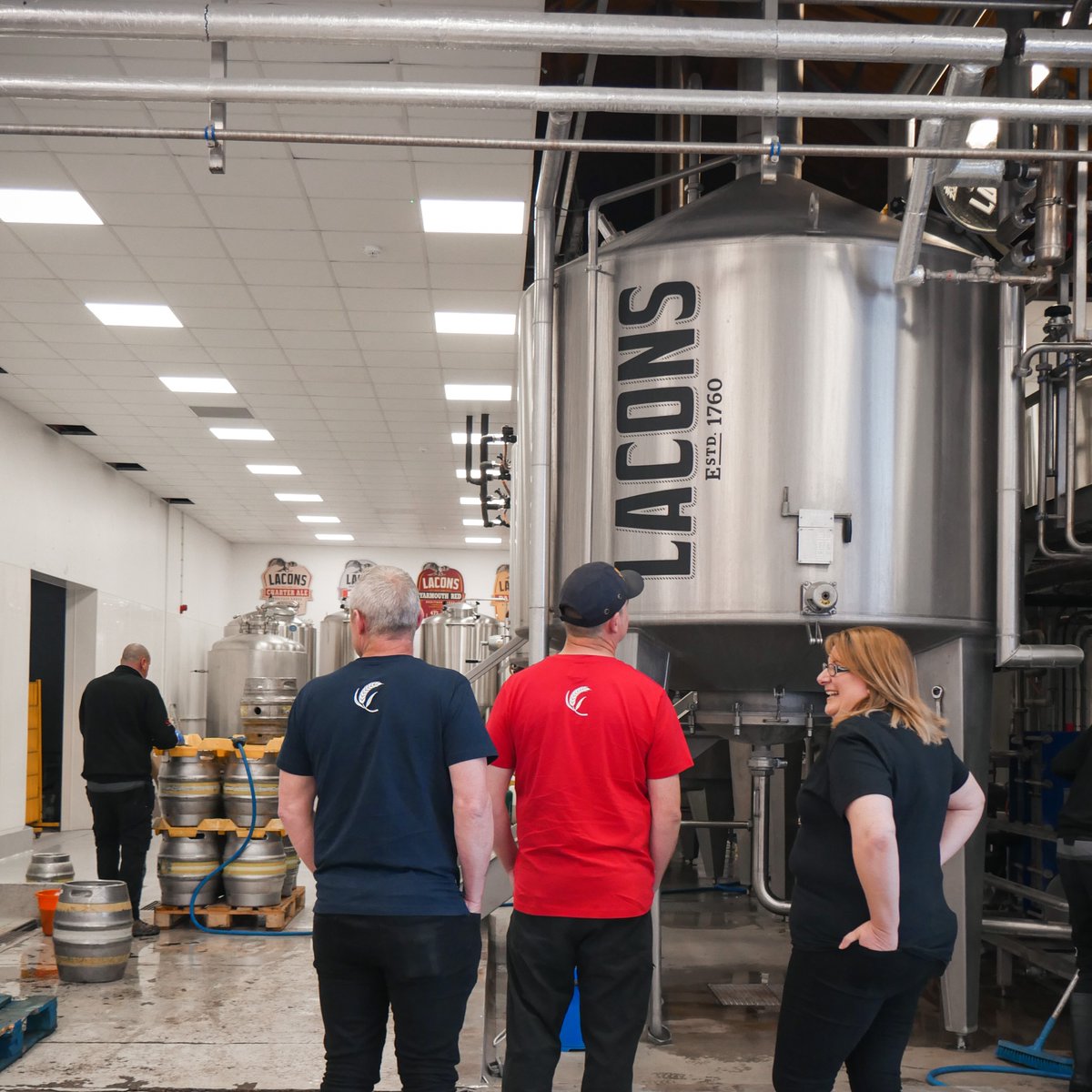 CrispMalt's tweet photo. Last year, @laconsbrewery welcomed some of our team members to their site to learn the ropes in the brewery. As you can see from the smiles, this was a day to remember for our staff. Thanks for having us #Lacons! ๐ป
#laconsbrewery #norfolkbrewery #greatyarmouth #norfolk #brewing https://t.co/YmQzComPsB