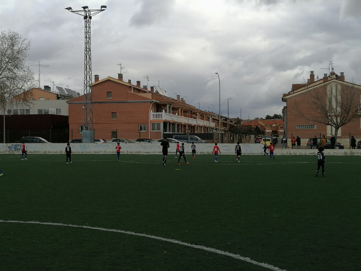 River_fuenes's tweet photo. En cada partido, escriben una nueva historia. 📖⚽️ Estos alevines nos invitan a ser testigos de su crecimiento, aprendizaje y pasión desbordante por el juego. #HistoriasPorEscribir #FutbolistasEnProgreso https://t.co/qQO8LBX7Os