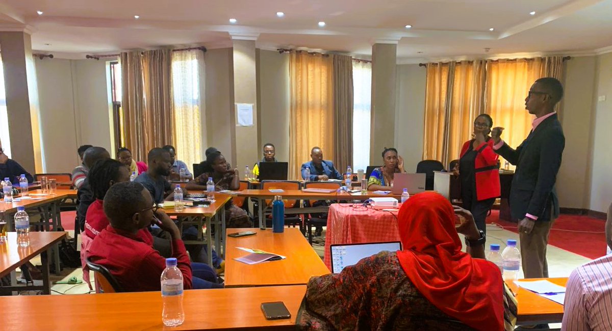 Migisha's tweet photo. Had the privilege of interacting with financial journalists to explore how the media plays a crucial role in safeguarding investors, through the dissemination of vital information about #Rwanda's capital market industry. https://t.co/fwuJ00EsLk
#FinancialJournalism #MarketUpdates https://t.co/r3hlXtcFKP