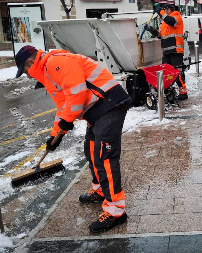 ❄️La nevada ha sigut molt benvinguda per a les reserves d'aigua! Els operaris d'Higiene han treballat de valent per retirar la neu que es van acumular en poques hores als +de 80 km de voravies de la parròquia. Avui encara segueixen les tasques de neteja 

Gràcies x la paciència🙏