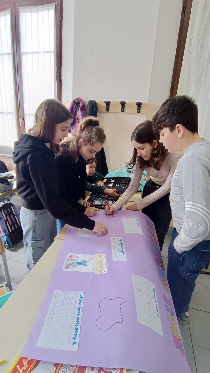 MedieChelli's tweet photo. Stamani i ragazzi di seconda media hanno lavorato su progetti di gruppo per potenziare l'uso della lingua inglese intorno alle loro passioni con la supervisione del Prof. Andrea Marcone.

#inglese #lavorodigruppo #cooperativelearning
#scuolamedia #madonnadellegrazie #school https://t.co/l9lCMpo5Nh