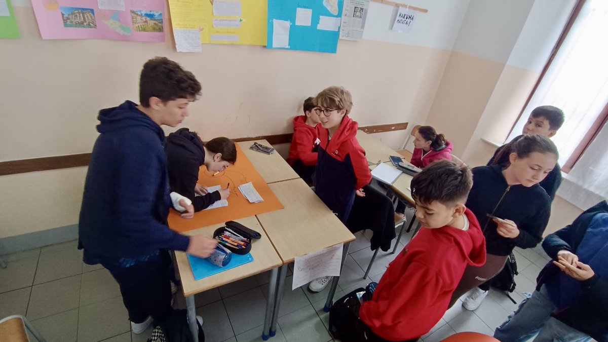 MedieChelli's tweet photo. Stamani i ragazzi di seconda media hanno lavorato su progetti di gruppo per potenziare l'uso della lingua inglese intorno alle loro passioni con la supervisione del Prof. Andrea Marcone.

#inglese #lavorodigruppo #cooperativelearning
#scuolamedia #madonnadellegrazie #school https://t.co/l9lCMpo5Nh