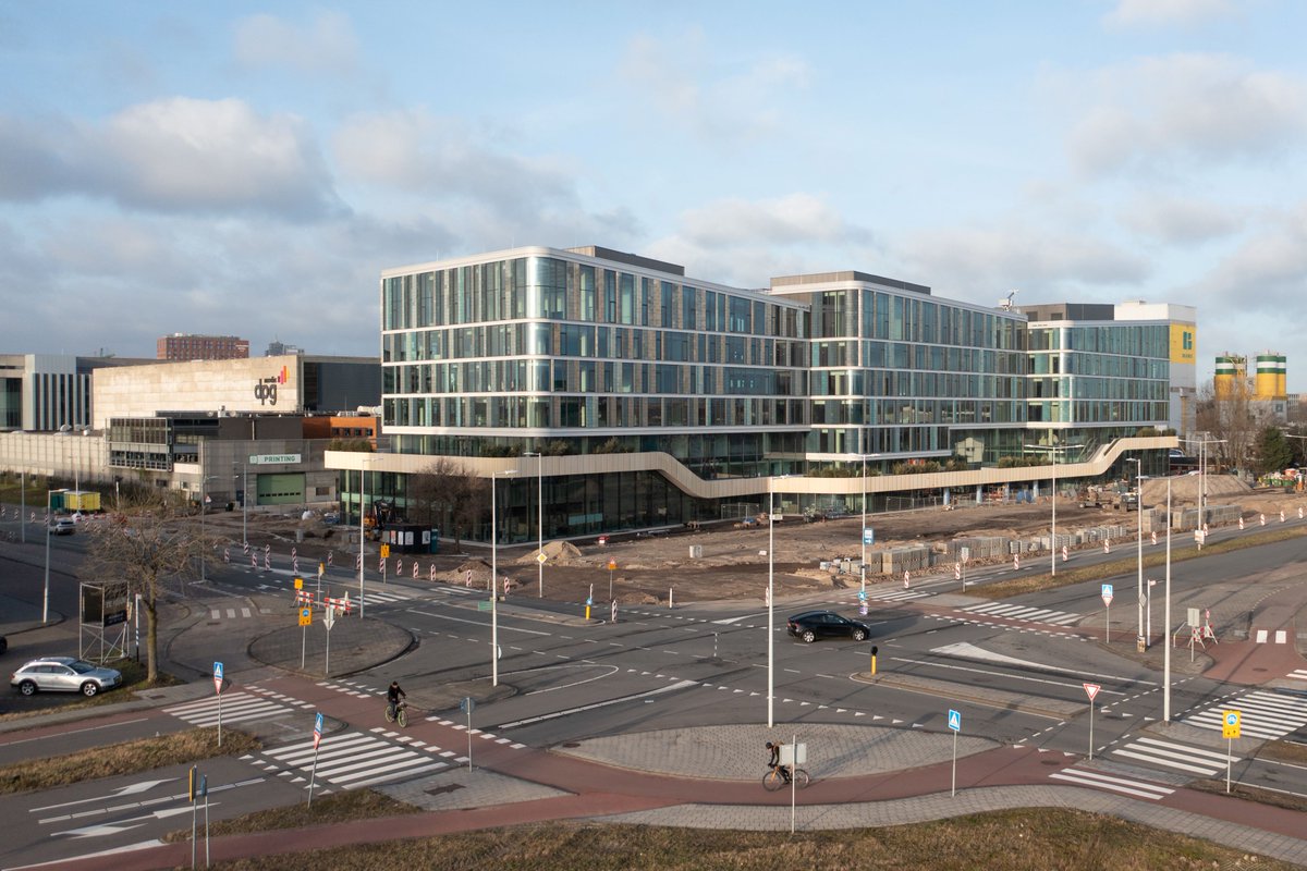 Niet meer te missen, het nieuwe hoofdkantoor van <a href="/dpgmedia_nl/">DPG Media</a>  ‘Mediavaert’ in Amsterdam-Duivendrecht .

Met een oppervlakte van ruim 22.000 m2 is Mediavaert één van de grootste hout-hybride constructies van Europa.

Wij plaatsten hier een aluminium elementengevel en vliesgevel.