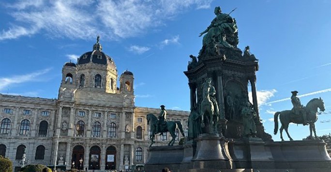 📢Postcard: Science in Vienna. Dr Emily Clarke (@E_Clarke_Sci) shares her experiences of exploring and sightseeing in Vienna during a training placement with the Orthopaedic Microsystems Group, at @MedUni_Wien ➡️ bit.ly/4c9kWOe