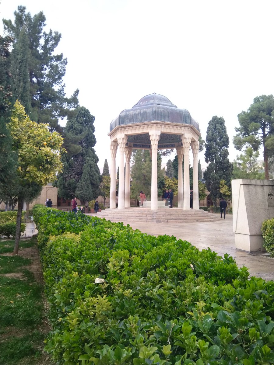 LadanRezaee's tweet photo. اومدم حافظیه برای جلسه حافظ خوانی،
بارون گرفت... خدایا... https://t.co/QDdFIE85Ex