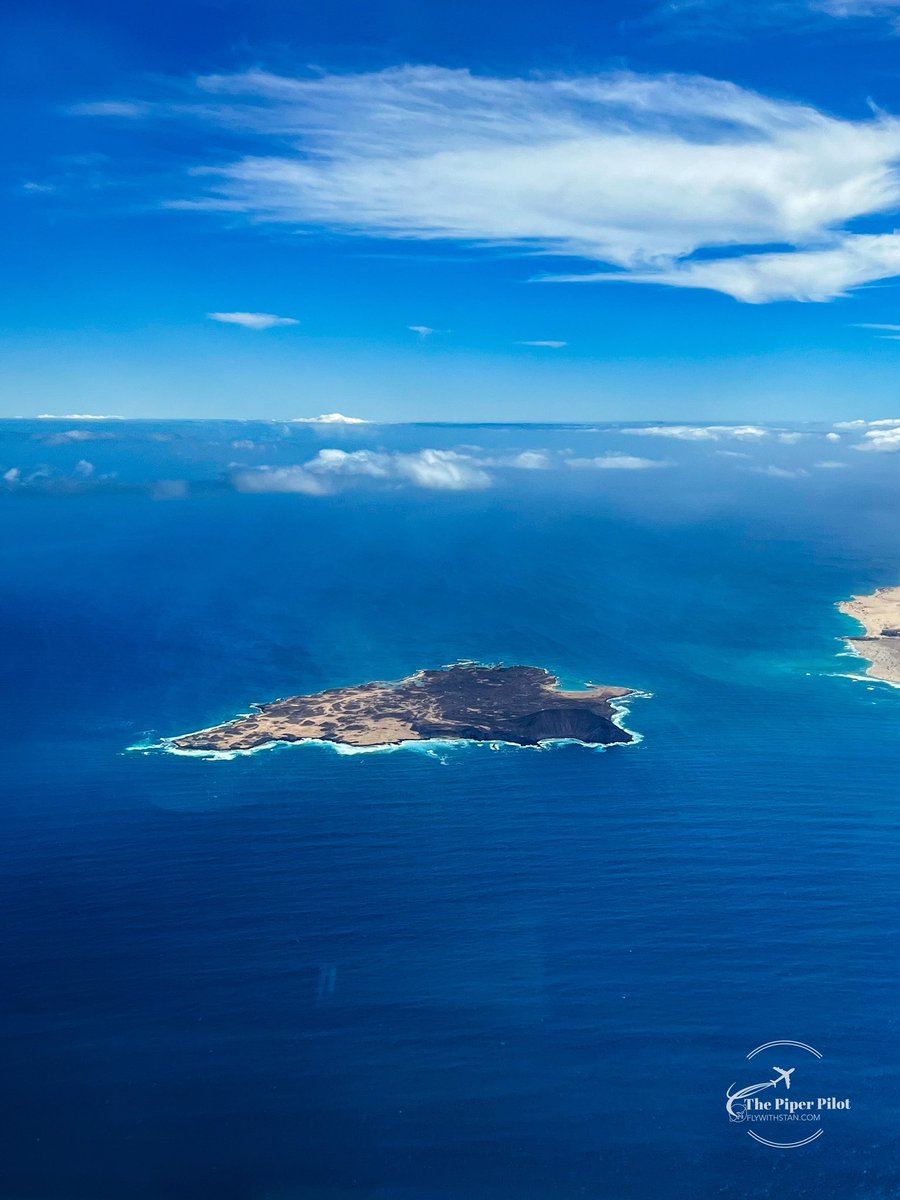 Isla de Lobos 🏝️ only 6 sq km small… #isladelobos #fuerteventura #canaries #canarias #avgeek #flightdeckmonday #sky