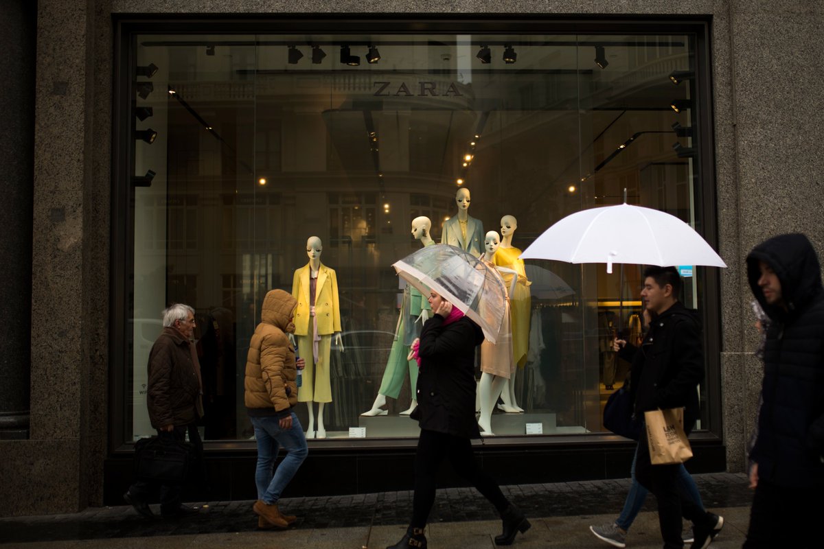 🇮🇪 En Irlande, la popularité des magasins de vêtements à bas prix ne faiblit pas, malgré les critiques envers la fast fashion. Ce modèle économique soulève des préoccupations majeures dans le reste de l'industrie textile. 

🎧 Reportage de <a href="/ClemencePenard/">Pénard Clémence</a> dans <a href="/accentsEuropRFI/">Accents d'Europe</a>