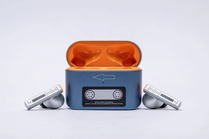 told myself to not buy earbuds anymore but that look so cool 