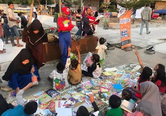 TMIHARINI's tweet photo. Tokoh Minggu Ini: Mang Adi dari Busa Pustaka

Busa Pustaka:
Berawal dari dicegat anak-anak yang minta dibelikan sabu

Sebelum mendirikan Busa Pustaka, Adi Sarwono bekerja sebagai sales dan bertemu banyak orang, termasuk anak-anak

Namun, di hari itu, sebuah titik balik terjadi