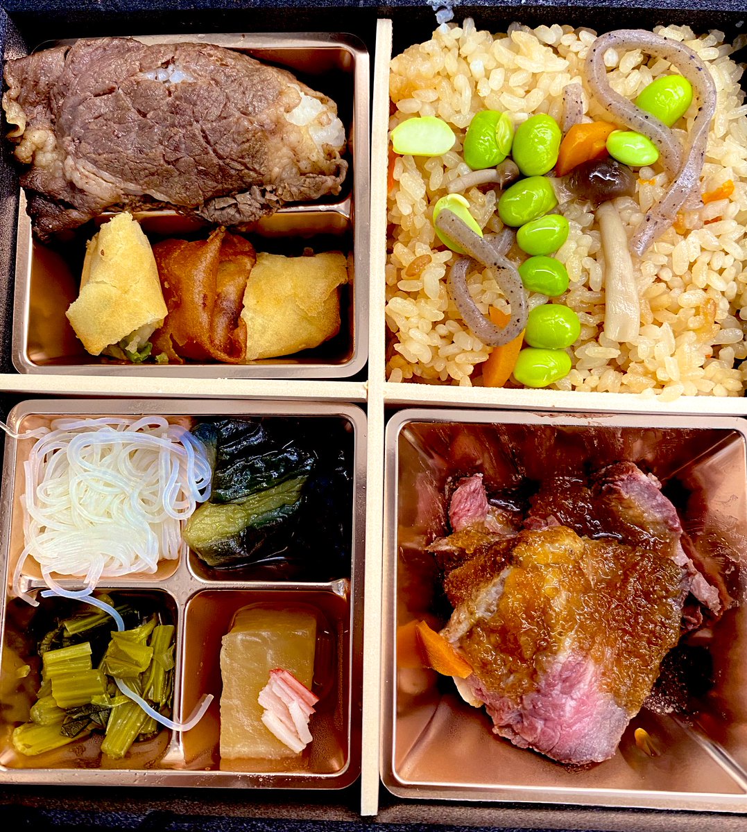 #lunch #meeting でした

お肉がいっぱい😋

#ローストビーフ と
思って食べたら
#サーロインステーキ だったそうです😆

#肉おにぎり は #すき焼き でした
#春巻き #揚げなす #ふろふき大根
#高菜 は大好きな #福岡 の味
#春雨 は #甘酢 でした🤗