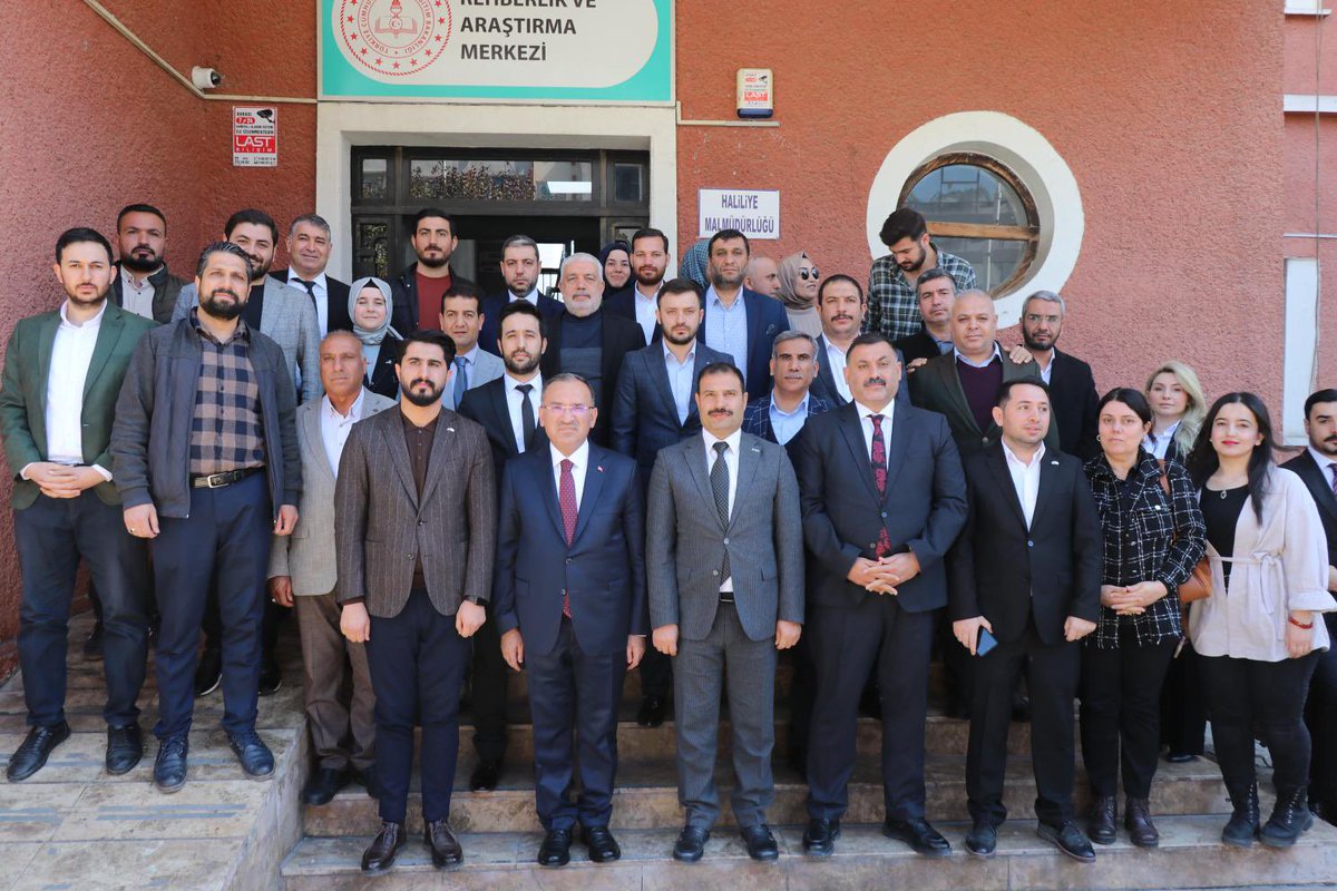 bybekirbozdag's tweet photo. Bağımlılıkla mücadelede önemli rol oynayan Yeşilay Şanlıurfa Şube Başkanlığı'nı ziyaret ettik. 

Yeşilay Şanlıurfa Şube Başkanı Aziz Çiftçi ve şube yöneticilerine misafirperverliklerinden dolayı teşekkür ediyor, çalışmalarında başarılar diliyorum. https://t.co/TQCnJnCqr4