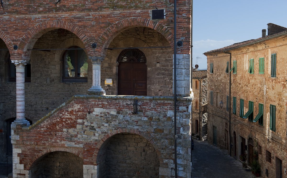 The rustic spirit of this Tuscan village, located in the countryside of the Maremma, between the sea and metal-rich hills, is palpable in the houses and artisans’ workshops dating to the Middle Ages, built with local stone: bit.ly/41LnXiR