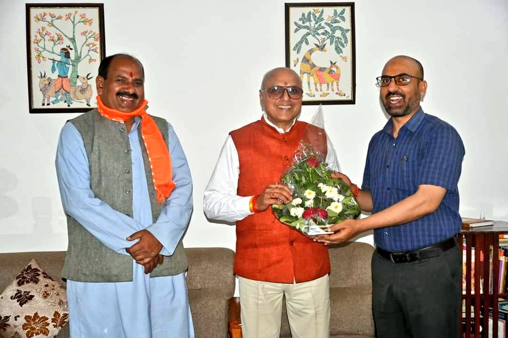 सीधी के निर्वतमान कलेक्टर श्री साकेत मालवीय जी से भेंट की।
इस अवसर पर सीधी लोकसभा संयोजक श्री केके तिवारी जी उपस्थित रहे।